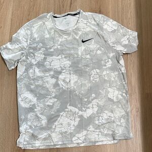 Nike Men's Gray Leaf Pattern Tee